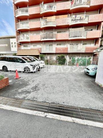 ユニライフ江坂の駐車場