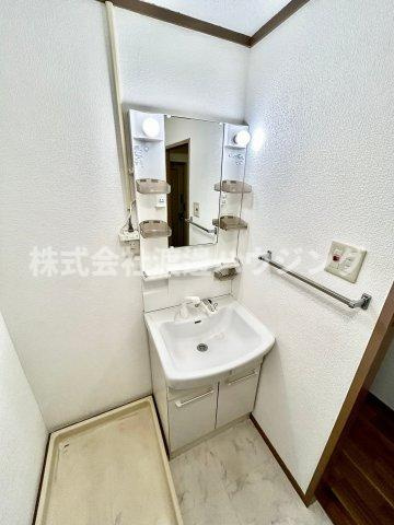 ユニライフ江坂の洗面所