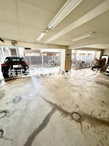 第13関根マンションの駐車場