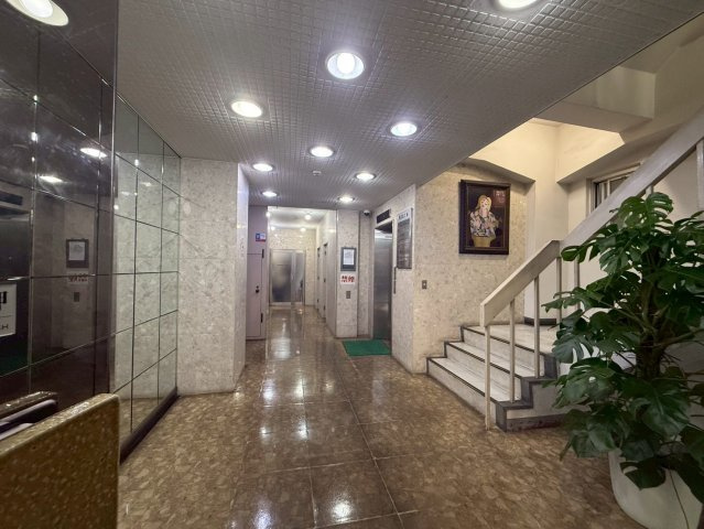 見真ビルのエントランス