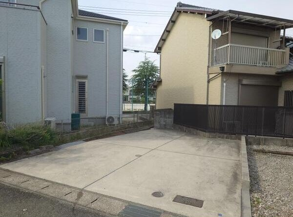 長久手市岩作貸家の駐車場