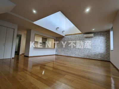 【居間・リビング】 | レセーヌ白金長者丸 | ゆったりとした居間です