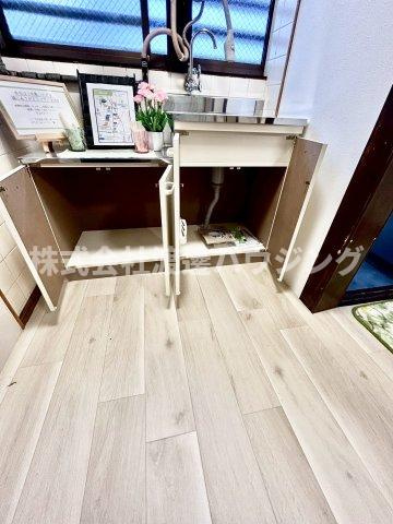 内代町3丁目貸家の収納|キッチン下収納