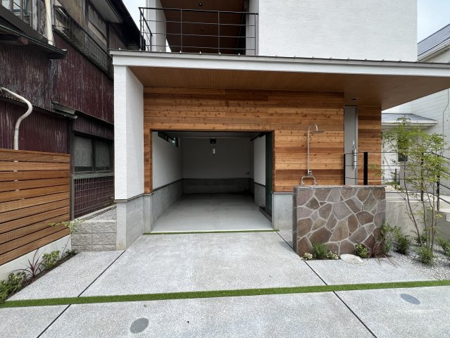 海まで徒歩５分！スカイバルコニーから江ノ島が一望できる新築住宅の駐車場