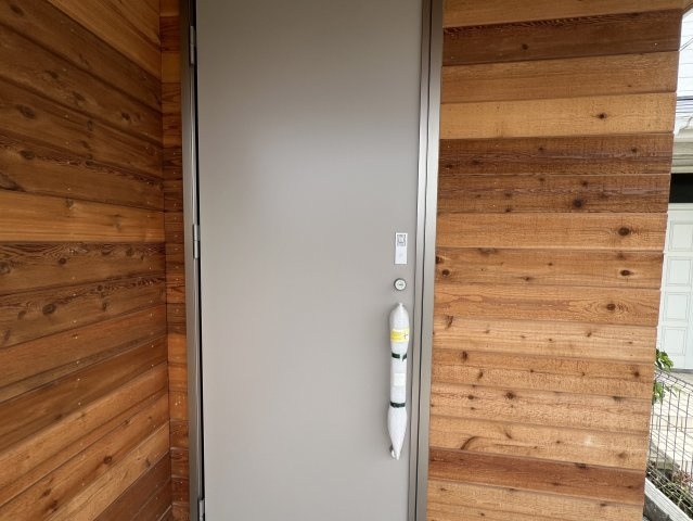 海まで徒歩５分！スカイバルコニーから江ノ島が一望できる新築住宅の玄関