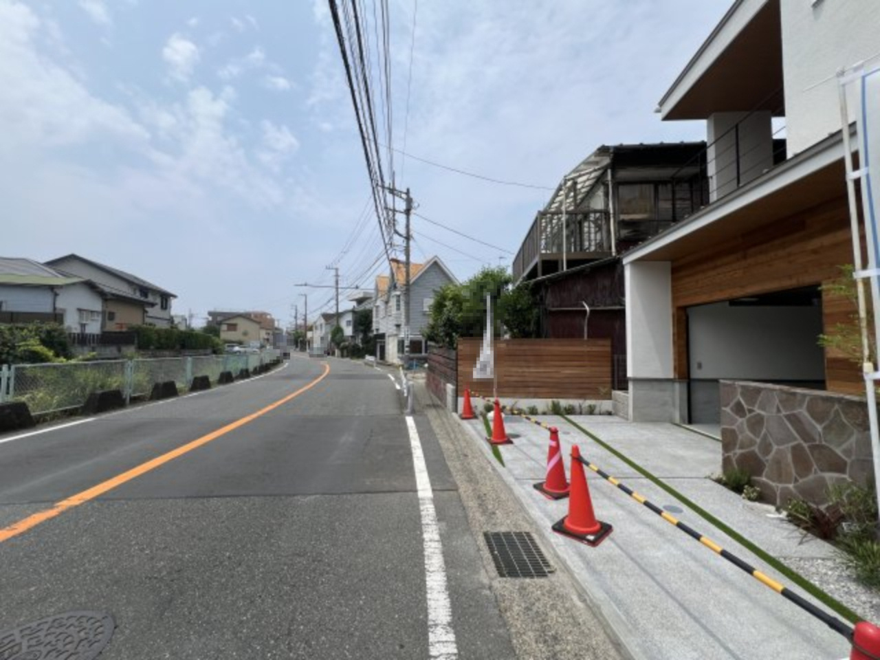 海まで徒歩５分！スカイバルコニーから江ノ島が一望できる新築住宅の前面道路含む現地写真