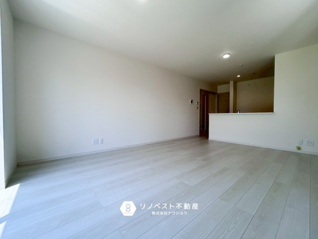 東大阪市金岡1丁目の居間・リビング|約16帖のシンプルなLDKは南東向きの採光で非常に明るいです◎