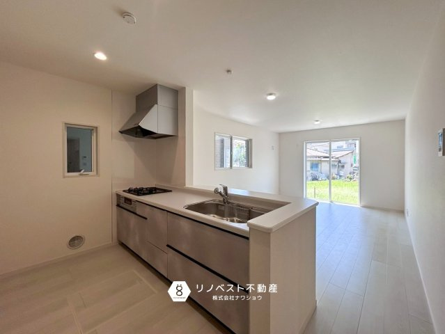 東大阪市金岡1丁目のキッチン|対面式キッチンは、リビングで遊ぶお子様を見守りながら作業できファミリーに人気です！