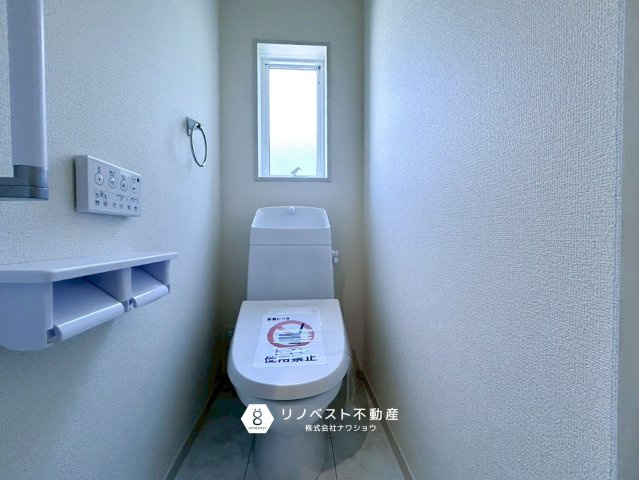 東大阪市金岡1丁目のトイレ|バリアフリー対応◎もちろん温水洗浄機付便座です！日差しが差し込み明るいですね♪