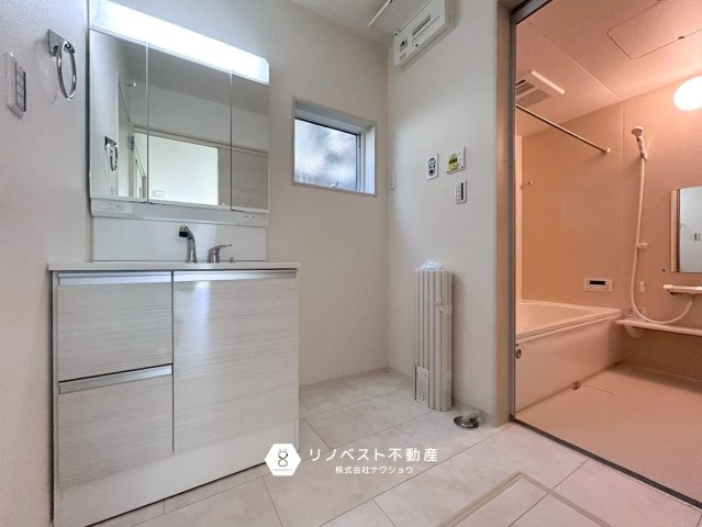 東大阪市金岡1丁目の洗面所|洗面空間は十分な広さがあり、朝の身支度もスムーズに進みますね！