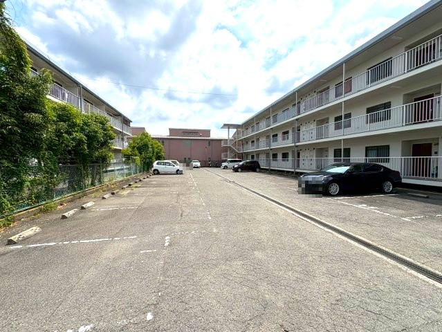 グランドハイツ杉田Iの駐車場