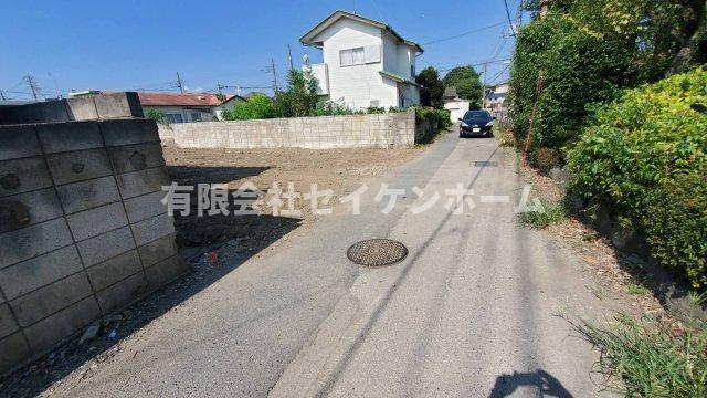深谷市稲荷町2丁目　売地の前面道路含む現地写真