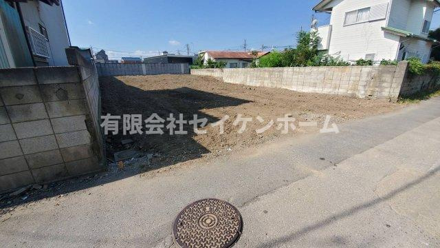 深谷市稲荷町2丁目　売地の前面道路含む現地写真
