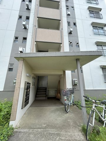 狭山台団地　２街区１４号棟のエントランス