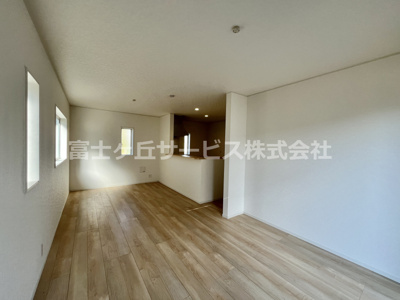 【居間・リビング】 | 榛原郡吉田町住吉 12期 新築一戸建て 2号棟 | LDK16.2帖