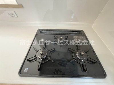 【キッチン】 | 榛原郡吉田町住吉 12期 新築一戸建て 3号棟 | 3口ガスコンロ