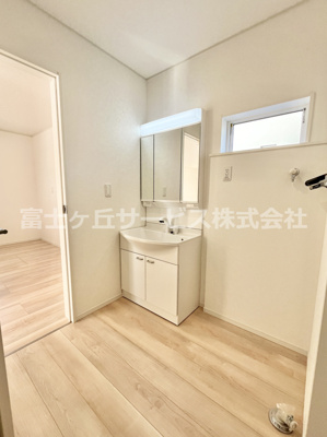 【洗面所】 | 榛原郡吉田町住吉 12期 新築一戸建て 3号棟 | 玄関からもアクセス便利な洗面所
