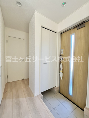 【玄関】 | 榛原郡吉田町住吉 12期 新築一戸建て 3号棟 | 収納もある玄関です