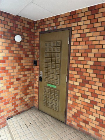 ライオンズ三田の玄関