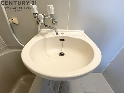 浴室内に洗面台があります！