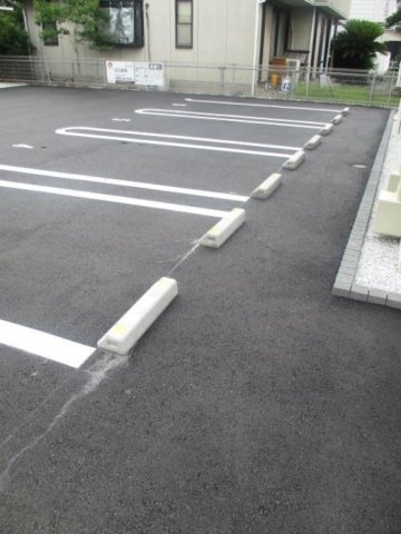 アザールの駐車場|駐車スペースもあります☆