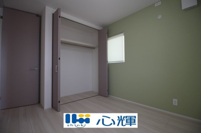 【洋室】 | オーヴィジョンホーム西小串（４号地） | 沢山の陽の光が入る明るい室内。収納たっぷりなのでお荷物の多いご家庭でもすっきりと収納出来ます。
