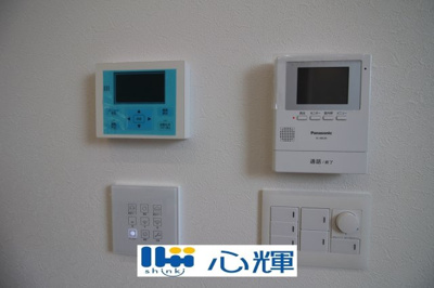 【セキュリティ】 | オーヴィジョンホーム西小串（４号地） | TVモニターは家事動線を考慮した個所に設置し、防犯性と利便性に優れ快適と安らぎを合わせた優しい設計。
給湯器リモコンは、お風呂のお湯はりや追い炊きが簡単に出来ます。