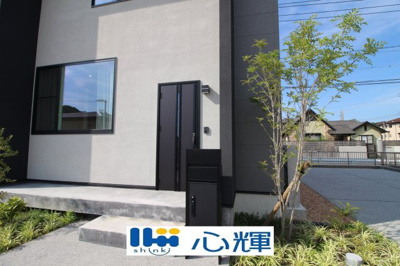 【玄関】 | オーヴィジョンホーム西小串（４号地） | 家の顔となる玄関。 ゲストを迎え入れても安心の空間です。

