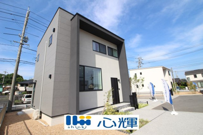 【外観】 | オーヴィジョンホーム西小串（４号地） | 明るい日差しが差し込む現地。車もゆったり駐めることができます。ぜひ現地をご覧ください。
