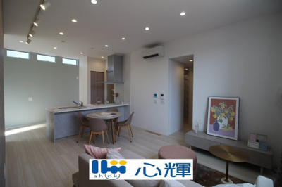 【居間・リビング】 | オーヴィジョンホーム西小串（４号地） | 家族が集う開放的な自由空間。季節ごとに壁飾りや家具の配置を変えて楽しんでみるのはいかがですか。
