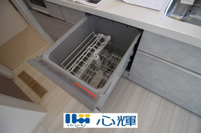 【その他】 | オーヴィジョンホーム西小串（４号地） | 食器を洗っている間にお掃除など、様々なシーンで家事の時短に役立つ食洗機。
