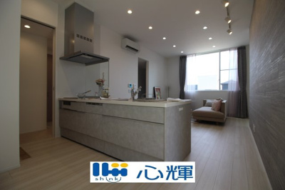 【キッチン】 | オーヴィジョンホーム西小串（４号地） | ご家族との会話を楽しみながら家事が出来る対面キッチン。バックスペースは充分な広さを確保しています。