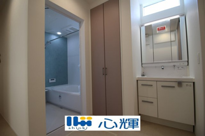 【独立洗面台】 | オーヴィジョンホーム西小串（４号地） | 大きくて見やすく清潔感ある洗面台。収納も多く、コスメ等もスッキリと仕舞えます。