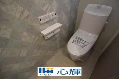 【トイレ】 | オーヴィジョンホーム西小串（４号地） | 洗浄付き、暖房付き便座が魅力的。毎日使用する場所だから、清潔な空間であって頂けるよう配慮しました。