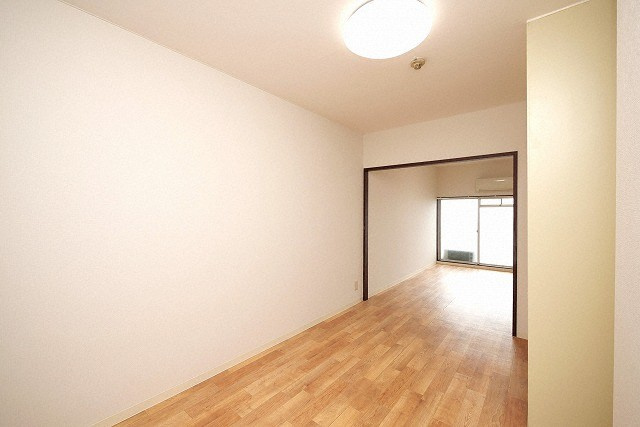 ニューライフ赤坂の居間・リビング