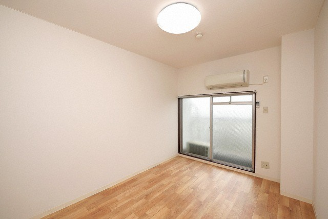 ニューライフ赤坂の洋室