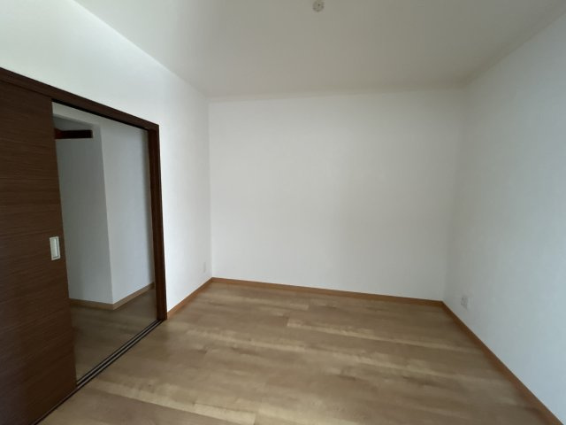 APEX高嶋の洋室|キッチン隣の部屋にはウォークインクローゼットがついています。