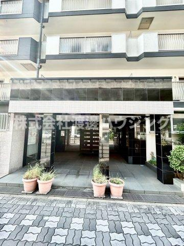 第1星栄ハイツのエントランス