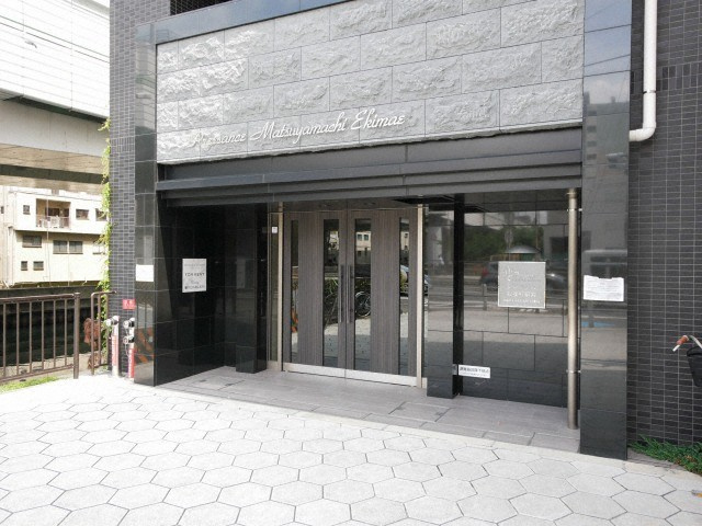 プレサンス松屋町駅前のエントランス