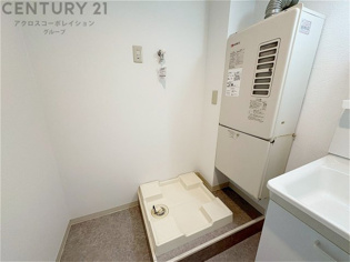 洗濯物の仕分け作業がしやすく、整理整頓が容易になります。洗濯音や湿気を他の部屋に持ち込まず、生活環境を快適に保ちます。上部を活用すれば収納スペースを確保でき洗剤や洗濯用品の整理もしやすくなります。
