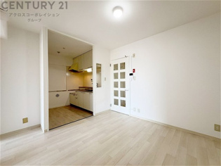 リビングダイニングは家族や友人とのコミュニケーションを楽しむ場所でくつろぎながら食事や会話を楽しめ、多目的に利用できリラックスできる空間です。家庭内の中心として機能し、快適な生活をサポートします。
