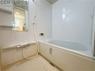 ユニットバスは省スペースでありながら、シンプルな設計と使いやすさを備え、簡便なメンテナンスが可能です。またミラー・小物置き場もあり便利です。
