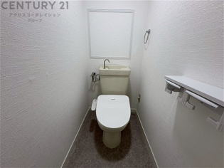 温水洗浄便座付トイレは温水洗浄機能により、暖かい水でおしりを洗浄することができ、冷たい水を使う従来の便座に比べ、温水洗浄機能で暖かいトイレを提供し、快適な使用を可能にします。
