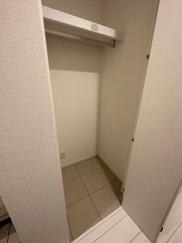 戸越1丁目戸建の収納|シューズクローゼットの横にコートなど掛けられる収納あり！