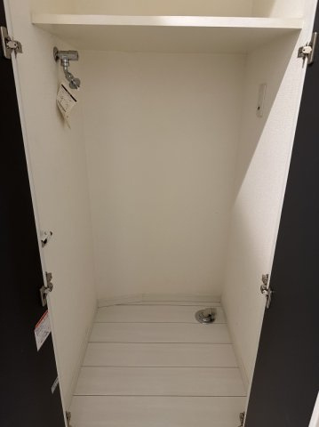 戸越1丁目戸建の収納|洗濯機置き場は目隠し扉付きです！