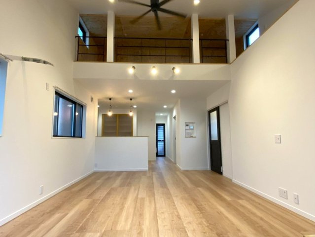 【居間・リビング】 | 中古一戸建　高岡郡佐川町乙 | 高い天井にロフト付き