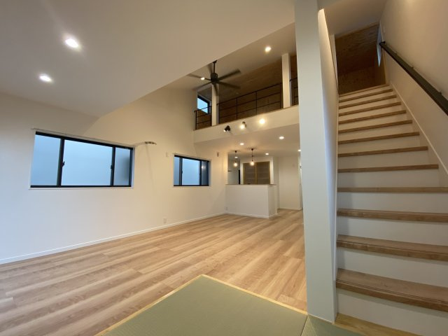 【居間・リビング】 | 中古一戸建　高岡郡佐川町乙 | 高い天井にロフト付き