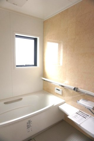 【浴室】 | 中古一戸建　高岡郡佐川町乙 | 換気窓付き