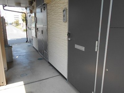 レオパレスメイプル小山の玄関|1階玄関前の写真です。