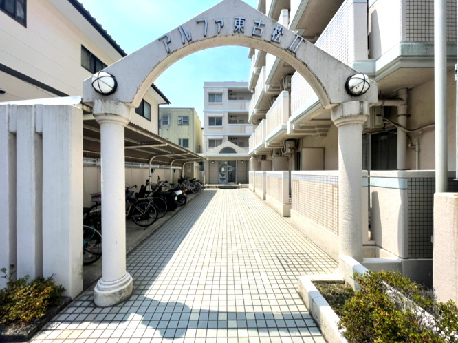 アルファ東古松IIのその他共用部分|・エントランス（外）